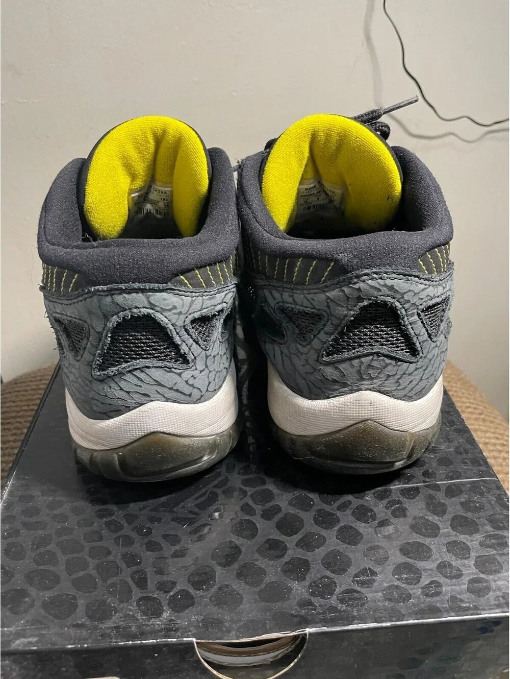 Air Jordan 11 size 10 retro IE Low Zest Preowned